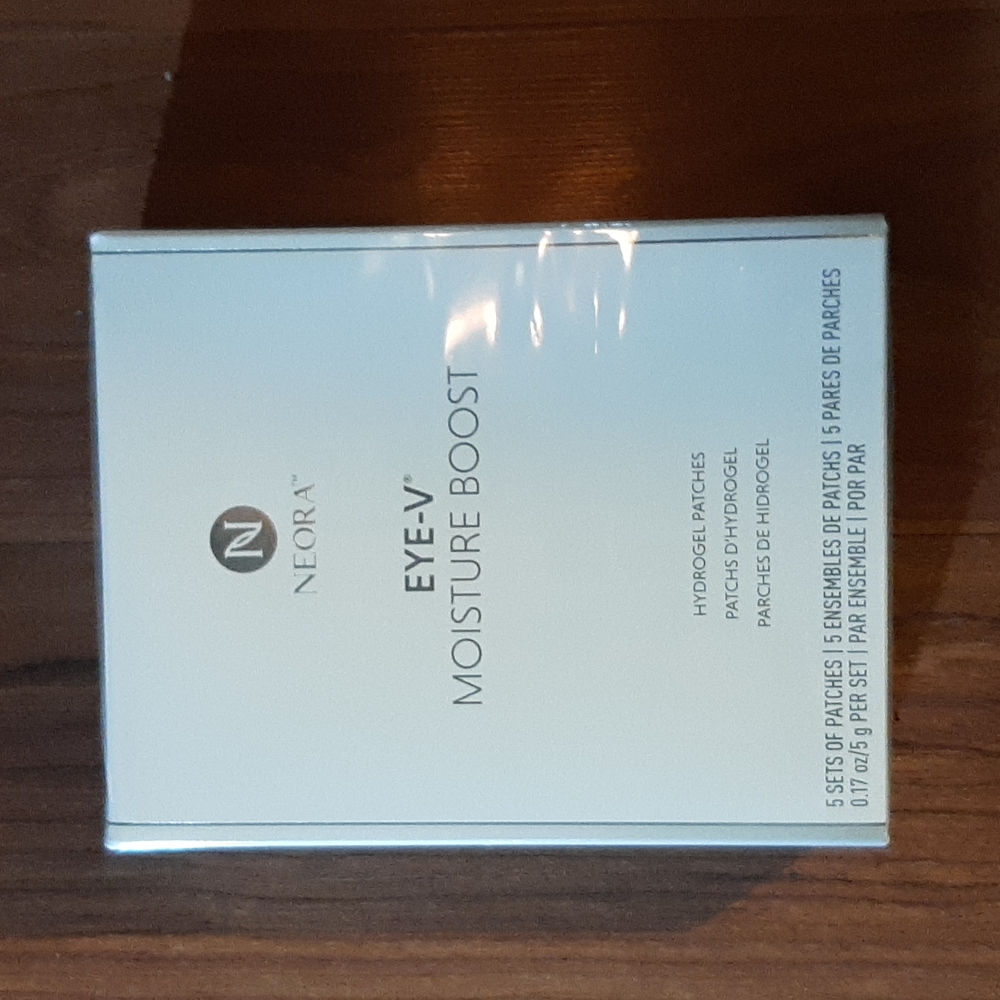 Sealed Neora Eye-V Hydrogel patches